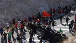 Na kilometar od ulaska u Cetinje (iz pravca Podgorice) protivnici ustoličenja postavili su barikade, uglavnom od automobilskih guma (4. septembar 2021)