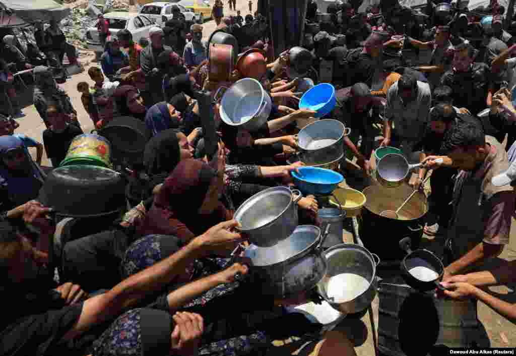 Câteva zeci de palestinieni s-au adunat pentru a primi mâncare în Gaza City, pe 22 iulie.Ministerul Sănătății condus de Hamas afirmă că spitalele au înregistrat încă zece decese din cauza foametei în ultimele 24 de ore (până miercuri după-masă). Într-o declarație, ministerul spun că numărul total de decese cauzate de foamete a ajuns 111, de la atacurile din 7 octombrie 2023.