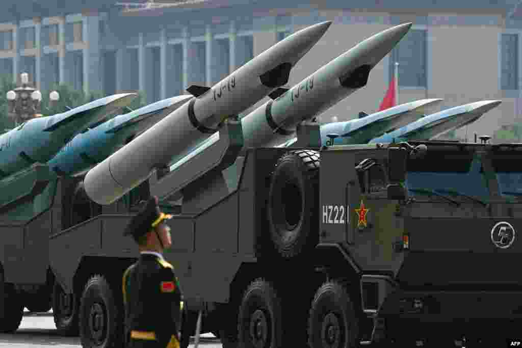 A 90 perces rendezvény Kína számára alkalmat adott arra, hogy grandiózus keretek között mutassa meg katonai erejét, és összehozza a baráti vezetőket, ezzel üzenve a világnak