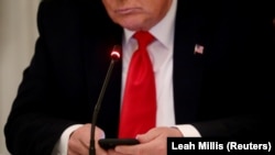 Президентът на САЩ Доналд Тръмп беше лишен от възможността да публикува в едни от най-популярните социални мрежи. Туитър беше основният му канал за комуникация, където той беше следван от милиони.