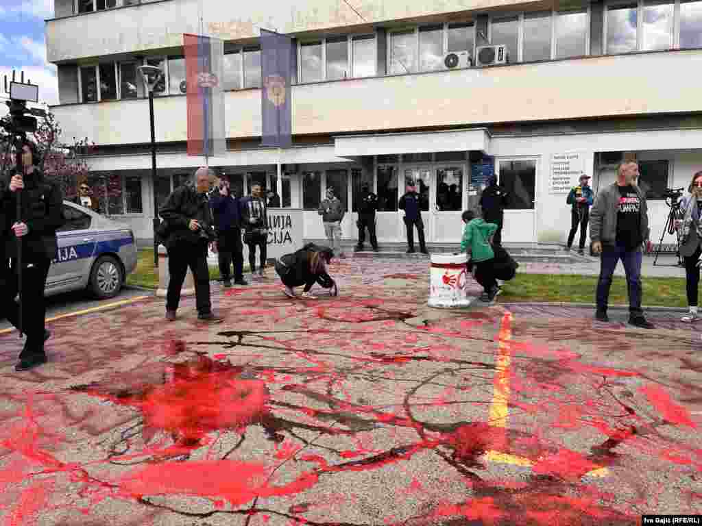 Crvena farba kod policijske stanice u Novom Pazaru, ispred koje je došao jedan broj učesnika, nakon incidenta koji se dogodio ujutru pre zvaničnog protesta, kada je policija sklonila studente u blokadi i građane koji su sprečavali autobuse sa pristalicama vlasti da krenu za Beograd, 12. april 2025.