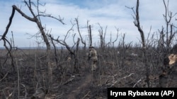 უკრაინელი ჯარისკაცის გადაადგილდება კლიშჩიევკის მახლობლად. 2024 წლის მარტი.