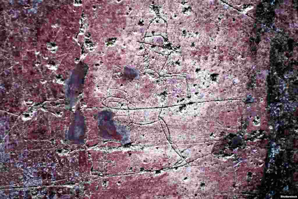 Образ на разярен гладиатор е издълбан на стена в Помпей. Популярният речник &quot;Мериъм-Уебстър&quot; определя графитите като &quot;обикновено неразрешено писане или рисуване върху &nbsp;стени и други повърхности в обществена среда.