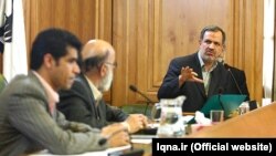 احمد مسجدجامعی (سمت راست)