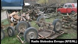 Запленети дрва за оргев и моторни возила со кои се превезувале дрва од дрвокрадци во дворот на прилепската подружница на Македонски шуми, Црн Бор, во Прилеп.