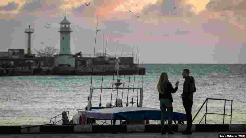 Небо над набережной зимней Ялты окрасилось в розово-сиреневые тона