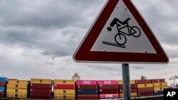 Containere la un terminal de mărfuri lângă Frankfurt. Germania, cu o economie puternic orientată spre export, e una din țările care vrea cel mai puțin un război comercial cu SUA.