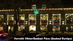 Étterem Kijevben: több a fénykép és a zászló, gyébként a főváros élete nem változott: működnek a múzeumok, színházak, éttermek