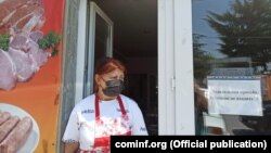 მეწარმეების აზრით, ხელისუფლებამ მათ უნდა გაუგოს და მოუსმინოს და პირობას დებენ, რომ ყველა რეკომენდაციას ზედმიწევნით შეასრულებენ (მაღაზიის თანამშრომელი ნიღბით. ცხინვალი. 2021 წლის ოქტომბერი).