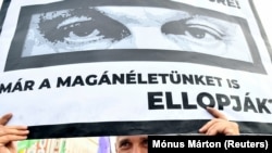 Tábla a budapesti, Pegasus-botrány miatti tüntetésen