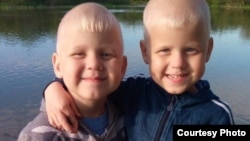 Погибшие в пожаре пятилетние Саша и Алеша