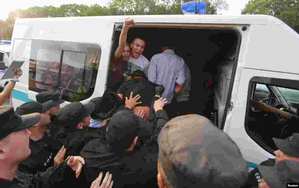 Некоторые из задержанных говорили, что проходили мимо и не участвуют в митинге. Полиция их не слушала.