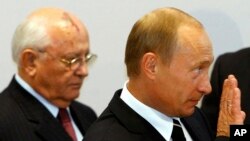 Vladimir Putin (plan apropiat) și Mihail Gorbaciov