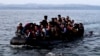 Архивска фотографија: Чамец со мигранти пристигнува на грчкито остров Лезбос во 2015
