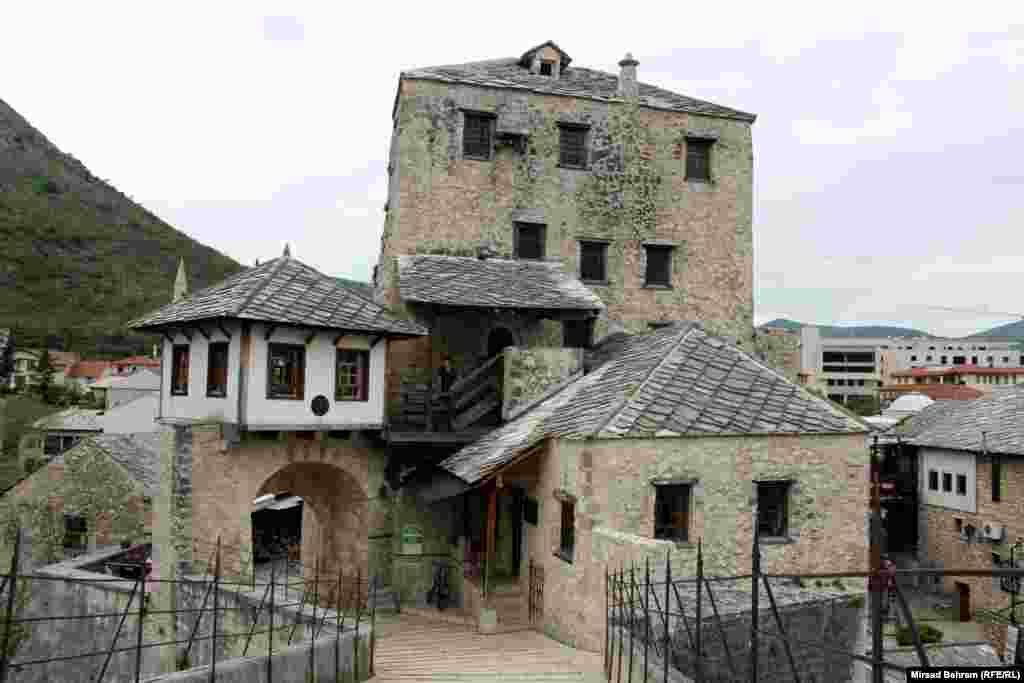 A Tara torony Mostar híres Öreg hídja mellett.