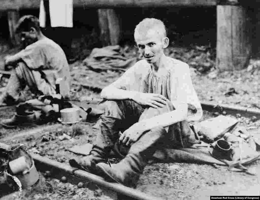 შიმშილით სიკვდილის პირას მისული რუსი ჯარისკაცი. ფოტოს კონტექსტი ნათელი არ არის, მაგრამ მას შემდეგ, რაც ლენინმა რუსეთი პირველი მსოფლიო ომიდან გაიყვანა, &bdquo;ამერიკის წითელმა ჯვარმა&ldquo; ერთ-ერთ მთავარ ამოცანად დაისახა გერმანიისა და მისი მოკავშირეების სამხედრო ტყვეთა ბანაკებიდან გაშვებული რუსი ჯარისკაცების დახმარება.&nbsp; 