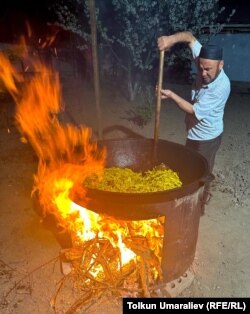 Плов для тоя начинают готовить еще затемно, чтобы к утру он был готов.