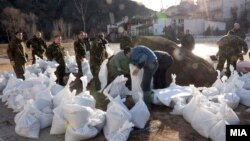 Кризниот штаб за справување со поплавите во Македонија поставува вреќи со посок во штипско. 