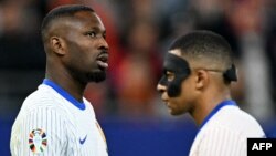 Nr. 15 francez Marcus Thuram (stânga) și căpitanul Kylian Mbappé au respins categoric avertismentele dreptei că nu au voie să se amestece în politică, pronunțându-se clar împotriva extremistului naționalist al lui Marine le Pen. 