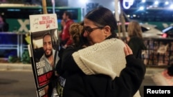 Семејствата, роднините и пријателите на израелските заложници реагираат на веста за преговорите за прекин на огнот во Појасот Газа, во Тел Авив, Израел, 15 јануари 2025 година.