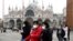 Turiști la Veneția, oraș pus în carantină duminică de autoritățile italiene.