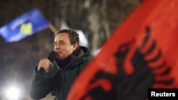 Косовскиот премиер и лидер на партијата Самоопределување, Албин Курти им се обрати на своите поддржувачи во Приштина на 10 февруари.