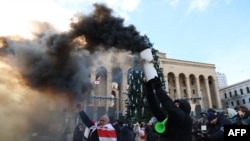 Demonstranții anti-guvernamentali s-au adunat în fața clădirii parlamentului din Tbilisi, unde Mikheil Kavelashvili a fost ales noul președinte, pe 14 decembrie.