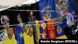 Nebuloasa identitară în care a plutit Republica Moldova în anii independenței a condamnat-o la o eternă derivă între Est și Vest.