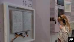 Një vajzë dëgjon rrëfimet e fëmijëve ukrainas, të cilët kane qenë dëshmitarë të luftës. Fotografi ilustruese nga arkivi.
