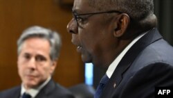 Sekretari i Shtetit i SHBA-së, Antony Blinken, shikon derisa sekretari i Mbrojtjes, Lloyd Austin, dëshmon para Komisionit të Kongresit në Kapitol Hill, Uashington DC, 31 tetor 2023.