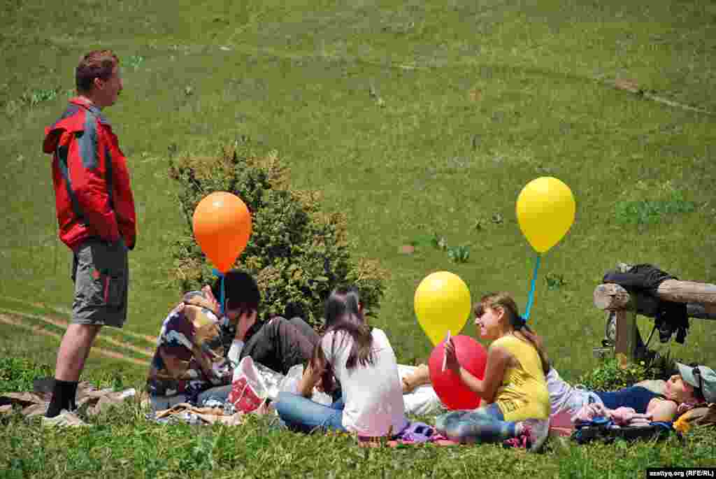 Как принято на праздниках для детей, были воздушные шарики. Их&nbsp;раздавали присутствующим организаторы акции. Для надувания шариков&nbsp;активист группы &laquo;Защитим Кокжайляу&raquo; Андрей Бузыкин принес в рюкзаке&nbsp;25-килограммовый баллон с гелием.