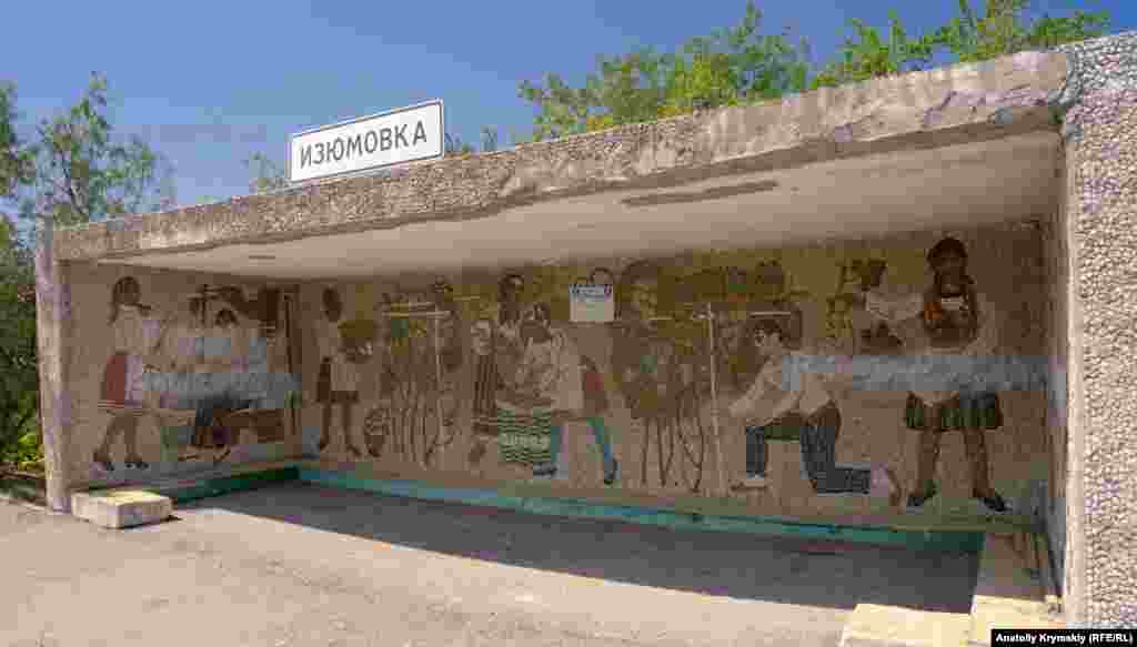Былая и нынешняя виноградарско-винодельческая жизнь села отражена на мозаичной картине на автобусной остановке&nbsp;&laquo;Изюмовка-3&raquo;