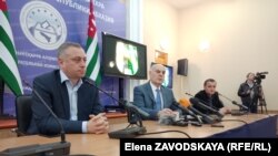 Слева направо: Вице-президент Бадра Гунба, президент Аслан Бжания, ведущий пресс-конференции Алхас Чолокуа