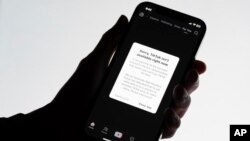 На екранот на мобилен телефон во Лос Анџелес, се прикажува порака со „Извинете, ТикТок не е достапен во моментов“.