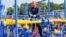 Ілюстративне фото: працівник обслуговує трубопроводи на родовищі газу та газоконденсату в Харківській області
