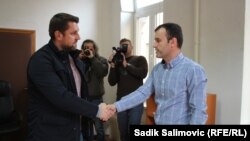 Ćamil Duraković (levo), bivši načelnik Opštine Srebrenica i sam je preživeo genocid 1995. Na slici prilikom primopredaje vlasti Mladenu Grujičiću, iz Saveza nezavisnih socijaldemokrata (SNSD), partije koja ne priznaje genocid: 9. novembar 2016.
