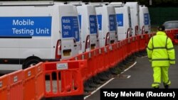 Vozila namenjena testiranju na korona virus u Londonu (maj 2021)