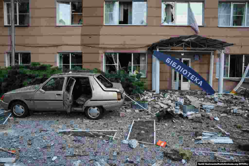 Ulaz u biblioteku u Kijevu 6. juna. Ruski dronovi i rakete su više puta ciljali civilne lokacije od početka potpune invazije 2022. godine.