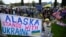 Manifestanți în sprijinul Ucrainei la Anchorage, Alaska, în ajunul întâlnirii din 15 august dintre președinții SUA și Rusiei.