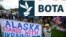 Demonstruesit valëvisin flamuj dhe mbajnë një banderolë në mbështetje të Ukrainës përgjatë një autostrade në Alaskë, në prag të takimit më 15 gusht midis presidentëve të SHBA-së dhe Rusisë.