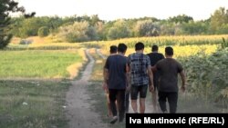 Бегалци и мигранти во селото Мајдан во северна Србија, во близина на границата со Романија. 11 август 2021 година, Мајдан.