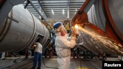 Punëtorët në një linjë prodhimi në Nantong, Kinë, 7 prill.