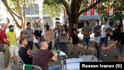 В Берлин българите организираха дискусия на тротоара пред българското посолство и акции пред Канцлерамта (еквивалент на Министерския съвет в България).