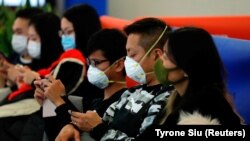 Пътници на жп гара в Хонконг са поставили на лицата си маски в опит да се предпазят от заразяване с новия коронавирус