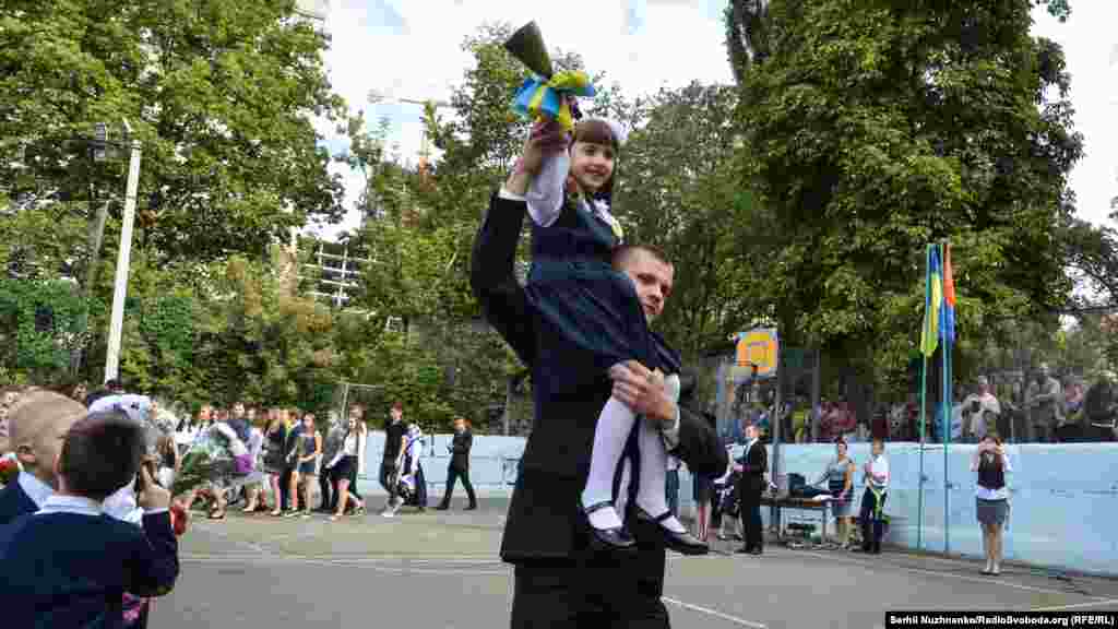 «Перший дзвоник» За традицією одинадцятикласник проносить на плечі першокласницю із дзвоником