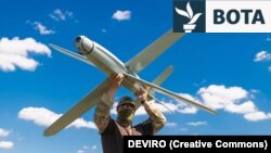 Një ushtar ukrainas me dronin e llojit Bulava. 