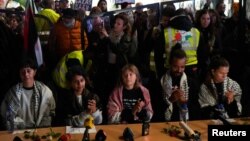 Шведската активистка Грета Тунберг на пресконференция в Стокхолм след връщането ѝ от Израел