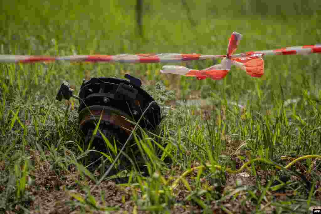 A darabszámra nehéz pontos adatot mondani, de az AFP által megkérdezett szakértők szerint négy-ötmillió fel nem robbant lövedék vagy lőszer, és három-ötmillió akna, tehát akár 10 millió potenciális veszélyforrás is lehet az ukrán földben