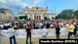 Протестиращите спряха пред парламента