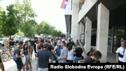 Ispred zgrade Prekršajnog suda u Novom Sadu satima stoje okupljeni građani, 11. jun 2025.